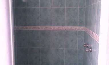 Habitación pequeña amueblada