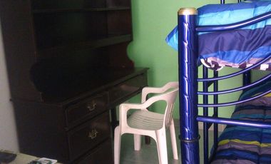 Habitación pequeña amueblada