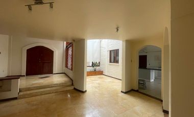 RENTO CASA EN URBANIZACION CAMPO ALEGRE