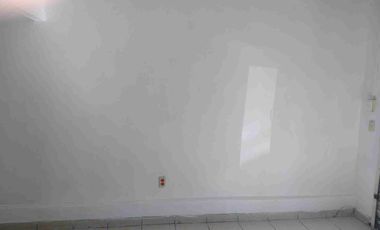 Rento Local Comercial con Cortinas y Entrada de Personas, Medio Baño.