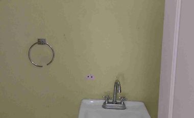 Rento Local Comercial con Cortinas y Entrada de Personas, Medio Baño.