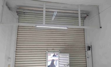 Rento Local Comercial con Cortinas y Entrada de Personas, Medio Baño.