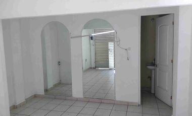 Rento Local Comercial con Cortinas y Entrada de Personas, Medio Baño.
