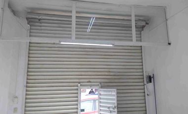 Rento Local Comercial con Cortinas y Entrada de Personas, Medio Baño.