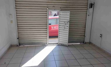 Rento Local Comercial con Cortinas y Entrada de Personas, Medio Baño.