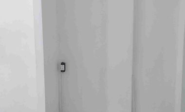 Rento Local Comercial con Cortinas y Entrada de Personas, Medio Baño.