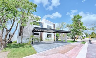 Casa en Venta en Cancún en Residencial Lagos del Sol con Alberca y Jardín