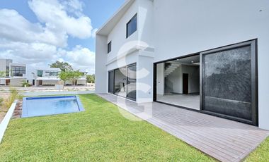 Casa en Venta en Cancún en Residencial Lagos del Sol con Alberca y Jardín