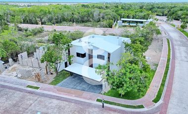 Casa en Venta en Cancún en Residencial Lagos del Sol con Alberca y Jardín