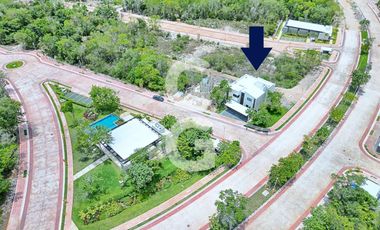 Casa en Venta en Cancún en Residencial Lagos del Sol con Alberca y Jardín