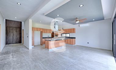 Casa en Venta en Cancún en Residencial Lagos del Sol con Alberca y Jardín