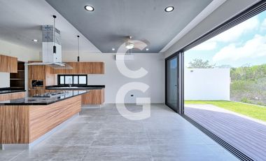 Casa en Venta en Cancún en Residencial Lagos del Sol con Alberca y Jardín