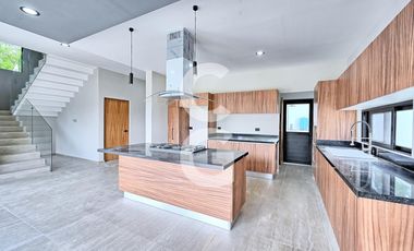 Casa en Venta en Cancún en Residencial Lagos del Sol con Alberca y Jardín