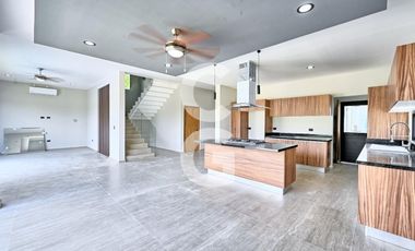 Casa en Venta en Cancún en Residencial Lagos del Sol con Alberca y Jardín