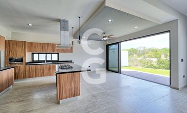Casa en Venta en Cancún en Residencial Lagos del Sol con Alberca y Jardín