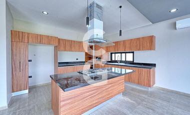 Casa en Venta en Cancún en Residencial Lagos del Sol con Alberca y Jardín