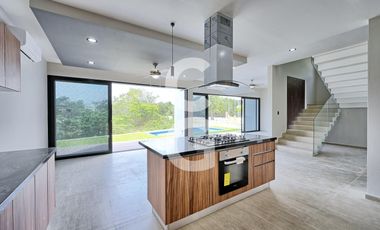 Casa en Venta en Cancún en Residencial Lagos del Sol con Alberca y Jardín