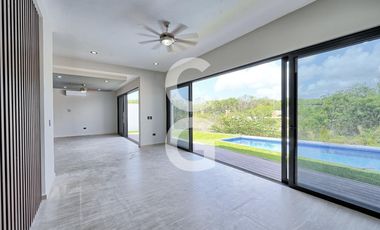 Casa en Venta en Cancún en Residencial Lagos del Sol con Alberca y Jardín