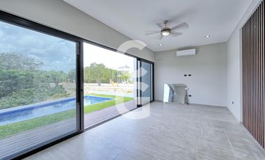 Casa en Venta en Cancún en Residencial Lagos del Sol con Alberca y Jardín