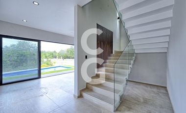 Casa en Venta en Cancún en Residencial Lagos del Sol con Alberca y Jardín