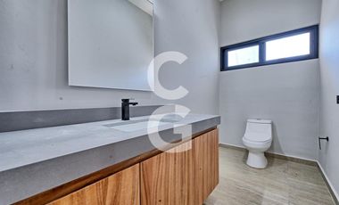 Casa en Venta en Cancún en Residencial Lagos del Sol con Alberca y Jardín