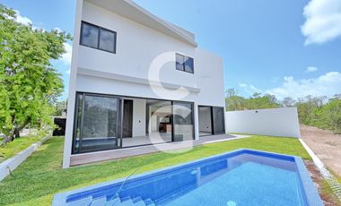 Casa en Venta en Cancún en Residencial Lagos del Sol con Alberca y Jardín
