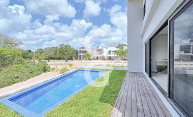 Casa en Venta en Cancún en Residencial Lagos del Sol con Alberca y Jardín