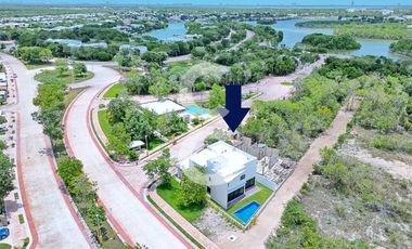 Casa en Venta en Cancún en Residencial Lagos del Sol con Alberca y Jardín