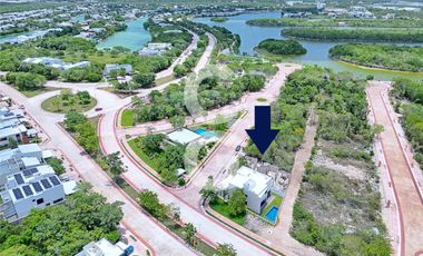 Casa en Venta en Cancún en Residencial Lagos del Sol con Alberca y Jardín