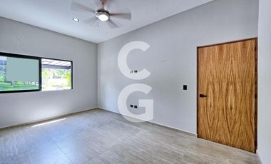 Casa en Venta en Cancún en Residencial Lagos del Sol con Alberca y Jardín