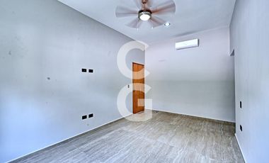Casa en Venta en Cancún en Residencial Lagos del Sol con Alberca y Jardín