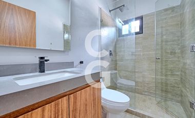 Casa en Venta en Cancún en Residencial Lagos del Sol con Alberca y Jardín