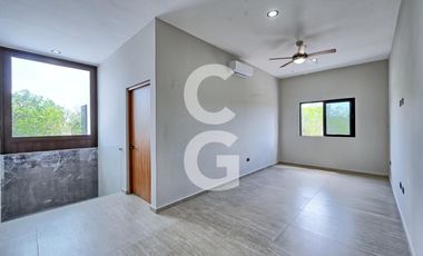Casa en Venta en Cancún en Residencial Lagos del Sol con Alberca y Jardín