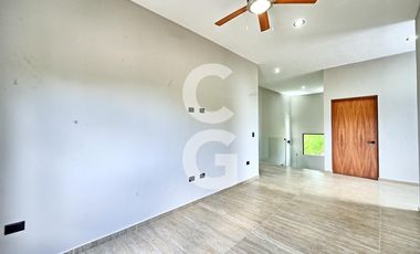 Casa en Venta en Cancún en Residencial Lagos del Sol con Alberca y Jardín