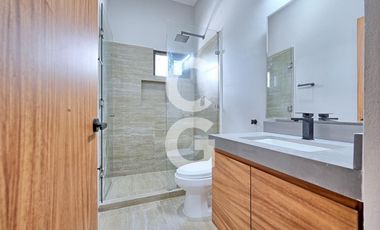 Casa en Venta en Cancún en Residencial Lagos del Sol con Alberca y Jardín