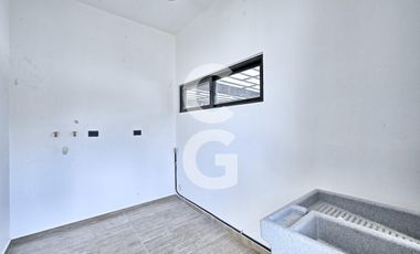 Casa en Venta en Cancún en Residencial Lagos del Sol con Alberca y Jardín