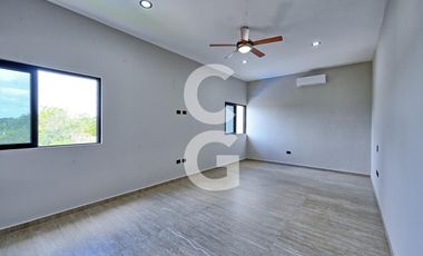 Casa en Venta en Cancún en Residencial Lagos del Sol con Alberca y Jardín