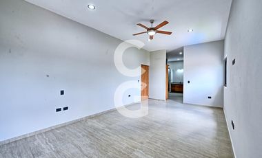 Casa en Venta en Cancún en Residencial Lagos del Sol con Alberca y Jardín