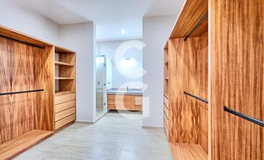 Casa en Venta en Cancún en Residencial Lagos del Sol con Alberca y Jardín