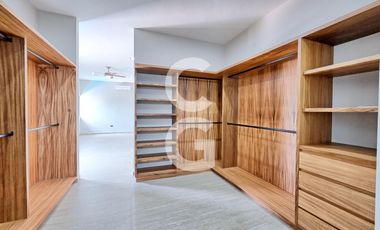 Casa en Venta en Cancún en Residencial Lagos del Sol con Alberca y Jardín