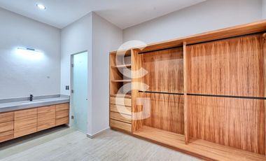 Casa en Venta en Cancún en Residencial Lagos del Sol con Alberca y Jardín