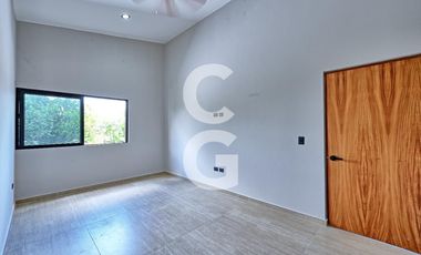 Casa en Venta en Cancún en Residencial Lagos del Sol con Alberca y Jardín