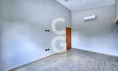 Casa en Venta en Cancún en Residencial Lagos del Sol con Alberca y Jardín