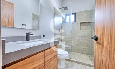 Casa en Venta en Cancún en Residencial Lagos del Sol con Alberca y Jardín