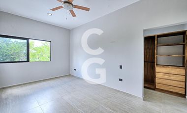 Casa en Venta en Cancún en Residencial Lagos del Sol con Alberca y Jardín