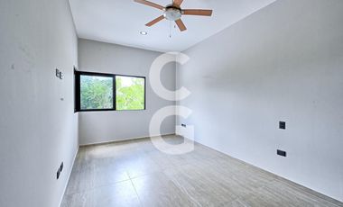 Casa en Venta en Cancún en Residencial Lagos del Sol con Alberca y Jardín