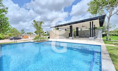 Casa en Venta en Cancún en Residencial Lagos del Sol con Alberca y Jardín