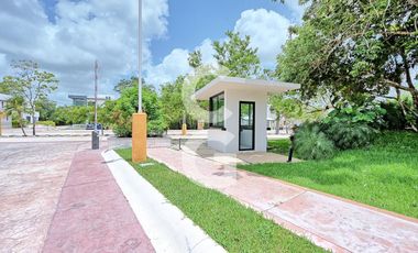 Casa en Venta en Cancún en Residencial Lagos del Sol con Alberca y Jardín