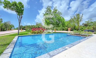 Casa en Venta en Cancún en Residencial Lagos del Sol con Alberca y Jardín