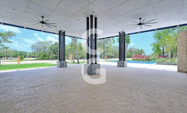 Casa en Venta en Cancún en Residencial Lagos del Sol con Alberca y Jardín